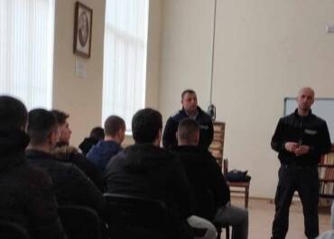 Лекция на униформени служители пред ученици на ПГЕЕ "Апостол Арнаудов"