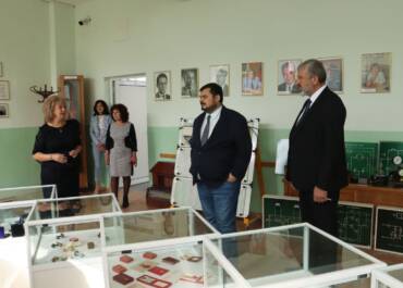 Заместник-министърът  на образованието и науката доц. д-р Петър Николов и областният управител Драгомир Драганов посетиха ПГЕЕ „Апостол Арнаудов“- Русе