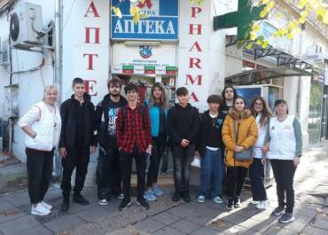 Ученици от ПГЕЕ зад кулисите на аптечната професия — посещение на „Астра 1“