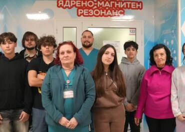 Клуб по интереси „Интелект“ към ПГЕЕ „Апостол Арнаудов“ - Русе посети Лечебни заведения МЕДИКА