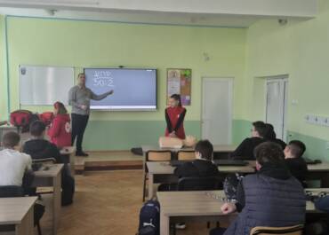 Подготвени за реакция: Доброволци на БМЧК – Русе проведоха обучение по първа помощ в ПГЕЕ „Апостол Арнаудов“